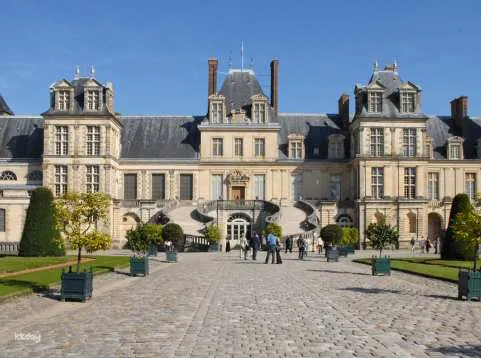 Parisian Excursion: Fontainebleau and Vaux le Vicomte Day Trip with Transportation and Audio Guide